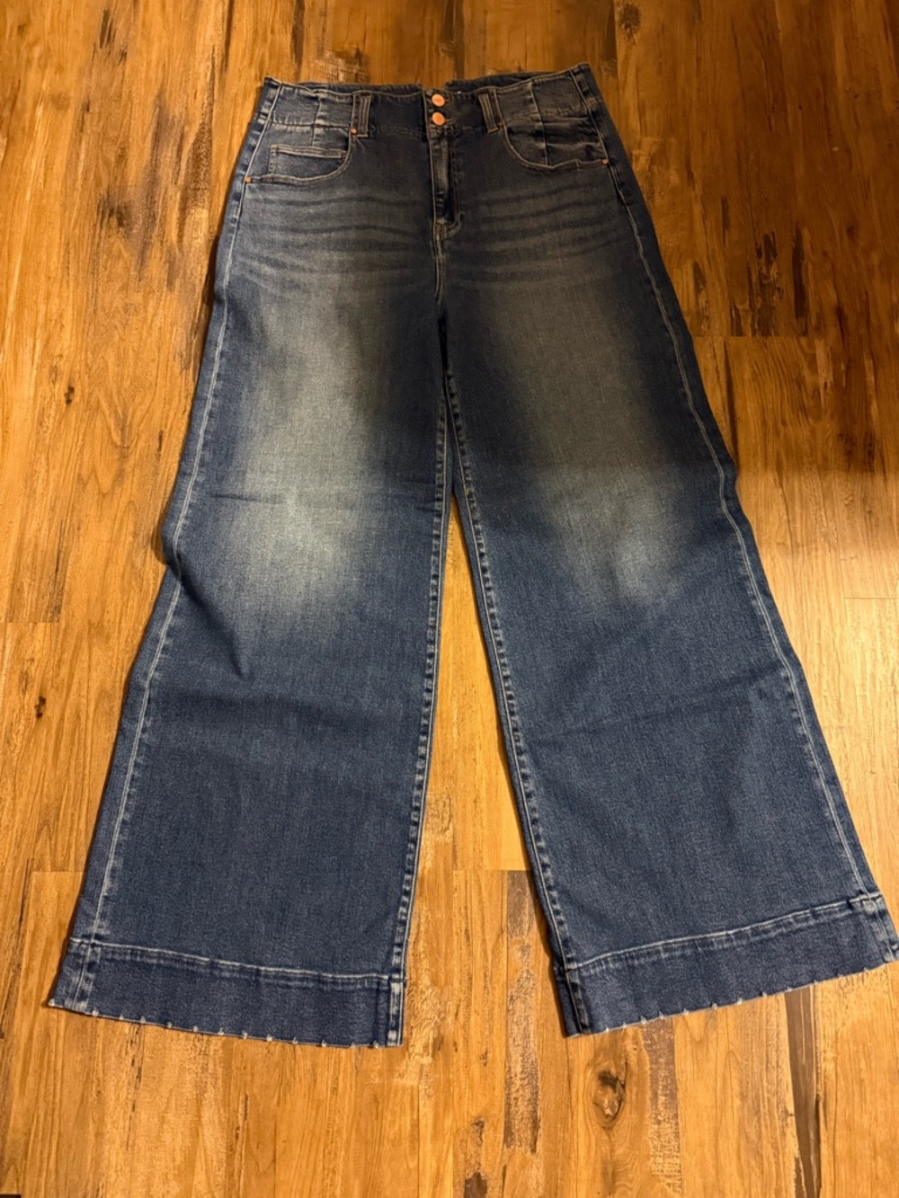 Double button High-Rise Wide-Leg trouser hem non-distressed Jean